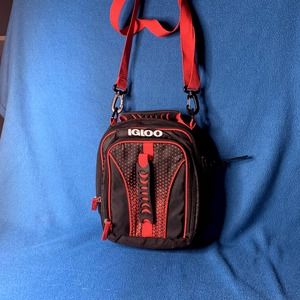 IGLOO Soft, Insulated Lunch Bag, Zip Closure, Black and Red, Shoulder Strap